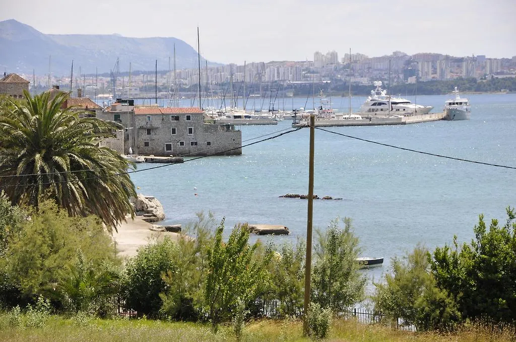 Villa Flora Kastela Apartment